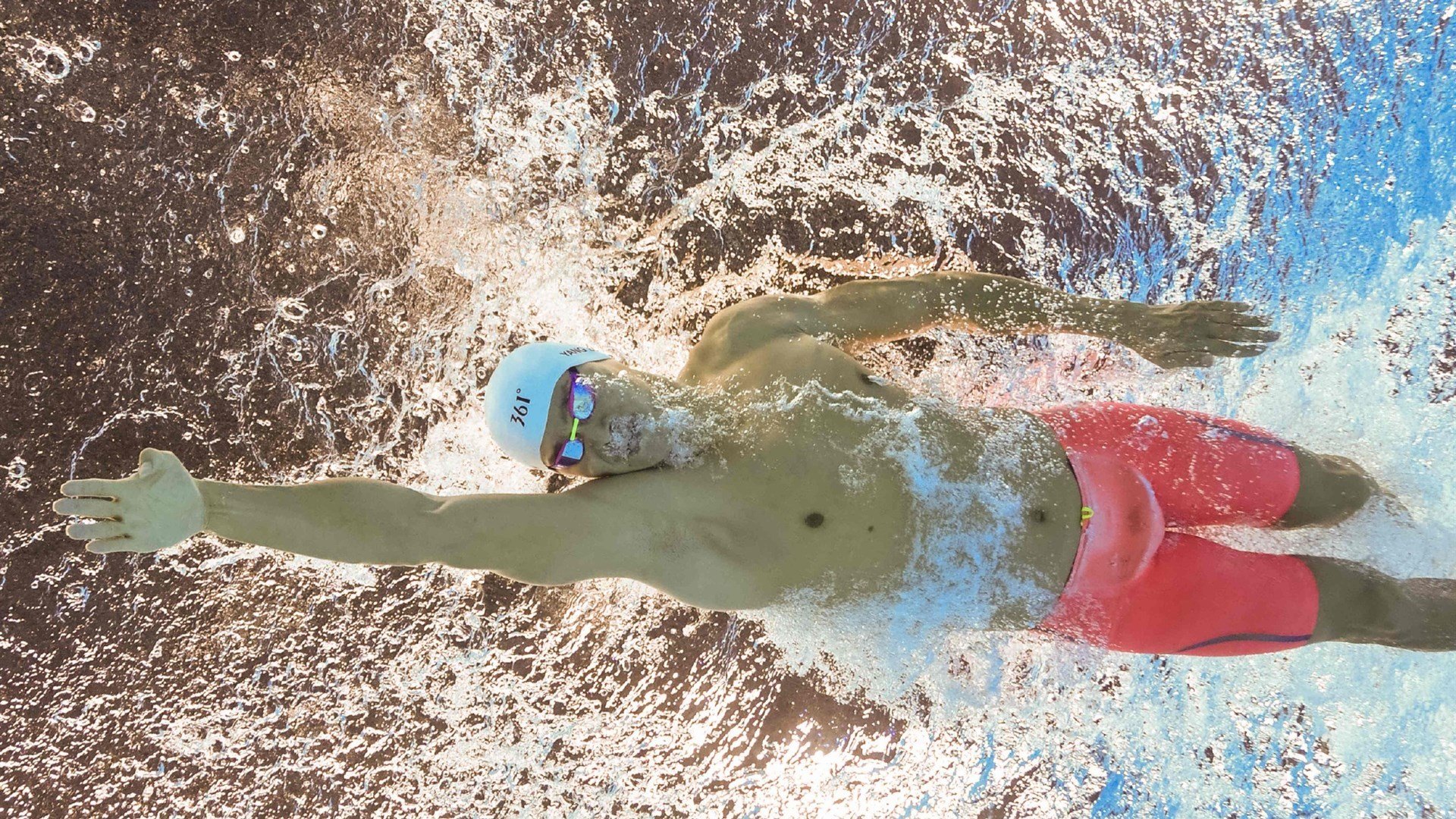 “营地徒步打水任务赛” 背水回营比拼控制体能